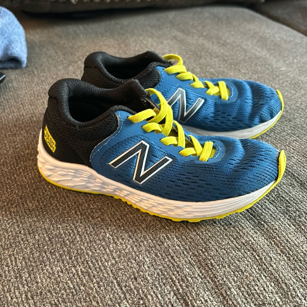 Boys size 11 new balance sneakers in good condition